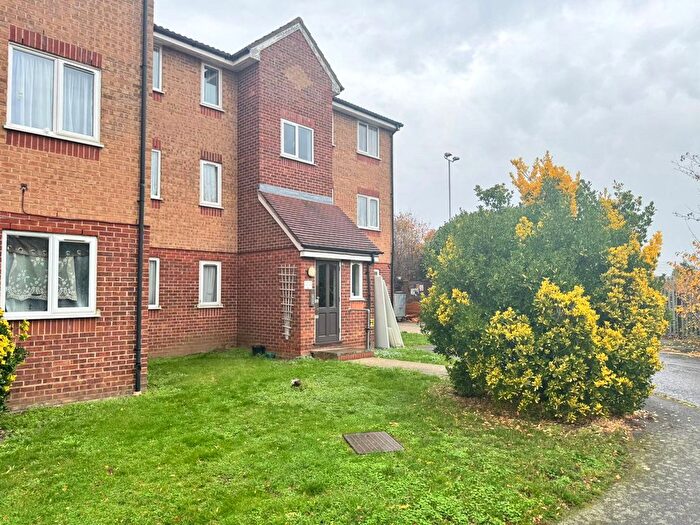 1 Bedroom Flat To Rent In Express Drive, Goodmayes, Essex, IG3