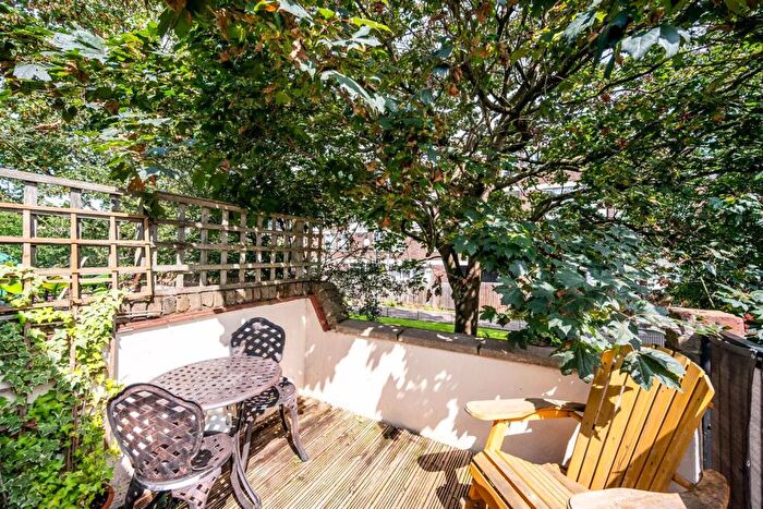 2 Bedroom Flat To Rent In Senrab Street, Stepney, London, E1