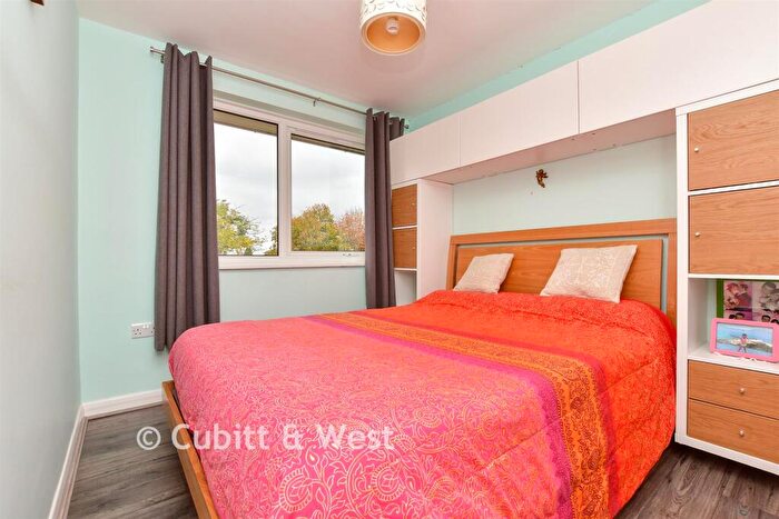 2 Bedroom Maisonette For Sale In Upton Dene, Sutton, Surrey, SM2