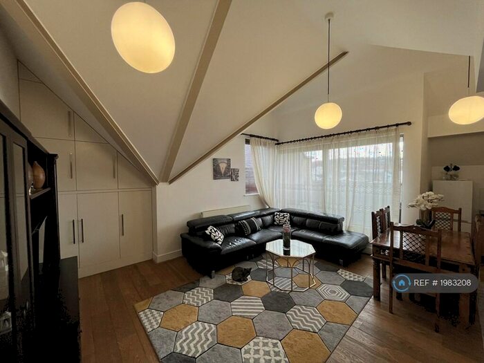 2 Bedroom Flat To Rent In Schoolhouse Yard, London, SE18