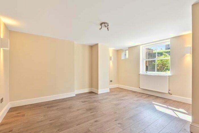 2 Bedroom Flat To Rent In Churston Close, London SW2