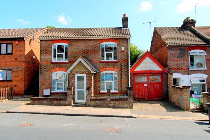 5 Bedroom Detached House For Sale In Winsdon Road, Luton, LU1