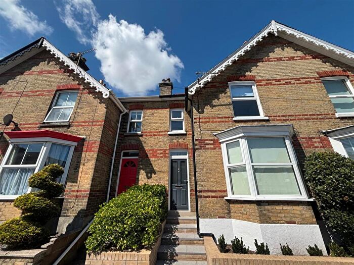 2 Bedroom House To Rent In Tennyson Road, Cowes, PO31