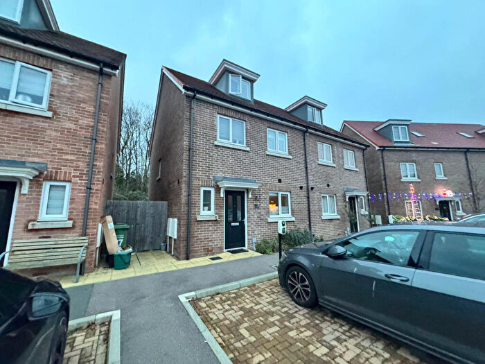 4 Bedroom Semi Detached House To Rent In Montagu Cresent, Redhill, RH1