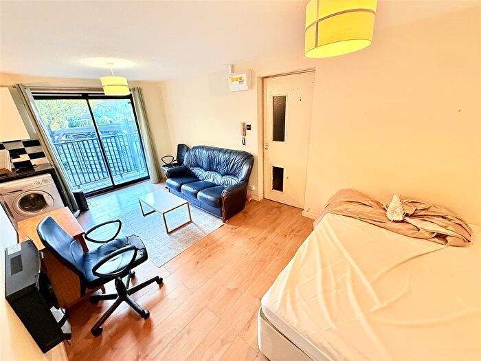 1 Bedroom Flat To Rent In Castle Gardens, Nottingham, NG7