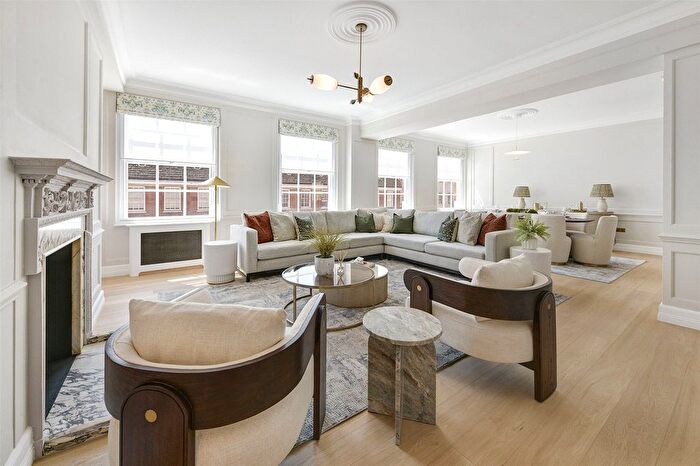 3 Bedroom Flat To Rent In Grosvenor Square, London, W1K