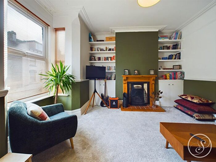 3 Bedroom Semi-Detached House For Sale In Whingate Grove, Armley, Leeds, LS12