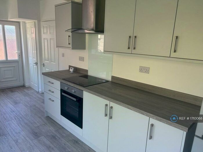 3 Bedroom Semi-Detached House To Rent In Raeburn Drive, Bradford, BD6