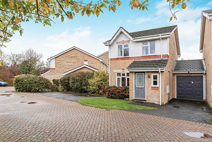 3 Bedroom Link Detached House For Sale In Duchess Close, Sutton, SM1