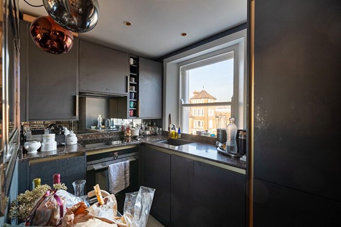 3 Bedroom Flat To Rent In Redcliffe Gardens, Chelsea, SW10