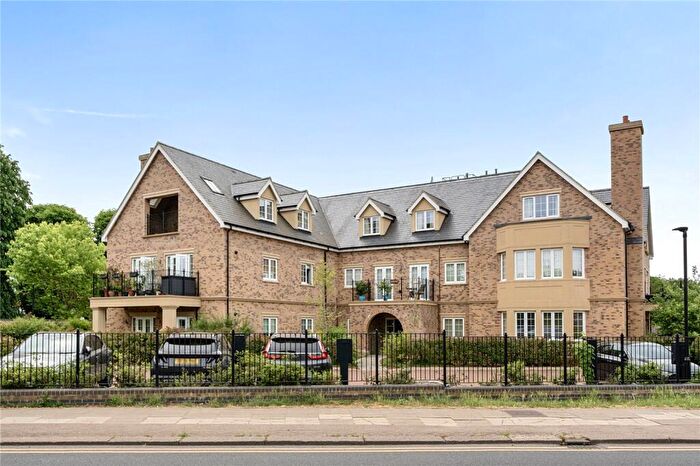 3 Bedroom Flat For Sale In The Ridgeway, Enfield, EN2