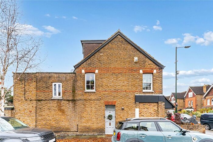 2 Bedroom Flat For Sale In Wellington Road, Hampton Hill, TW12