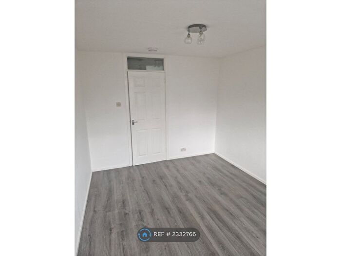 3 Bedroom Flat To Rent In Randolph Close, Leamington Spa, CV31