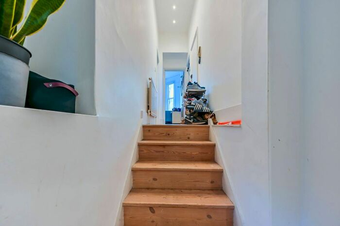 2 Bedroom Flat To Rent In Sandmere Road, Clapham North, London, SW4