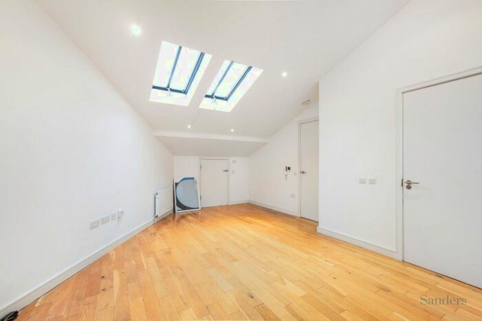 Studio To Rent In Buckingham Road, Hackney, London N1
