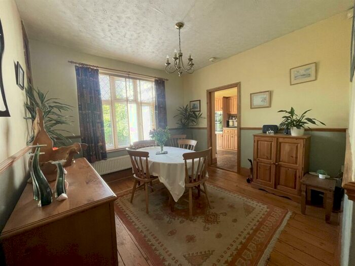 4 Bedroom Bungalow For Sale In Carisbrooke Road, Hucclecote, Gloucester