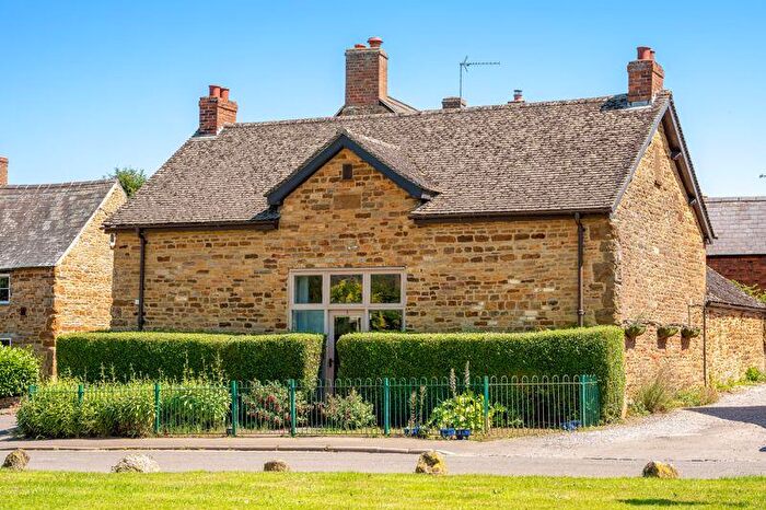 3 Bedroom Character Property For Sale In The Square, Kings Sutton, OX17