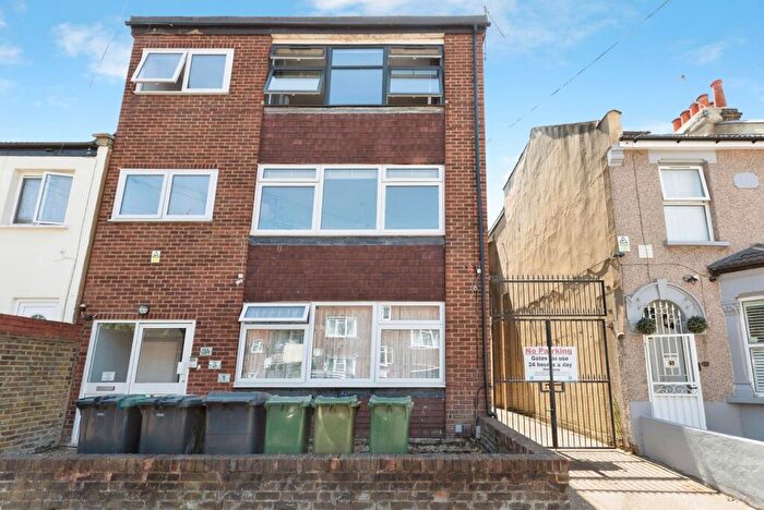 2 Bedroom Flat For Sale In Chestnut Avenue North, London, E17