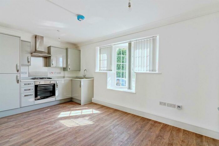 2 Bedroom Apartment To Rent In George V Avenue, Worthing, BN11