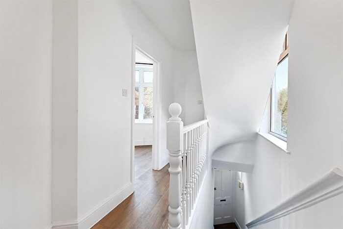 2 Bedroom Flat To Rent In Merton Park Parade, London, SW19