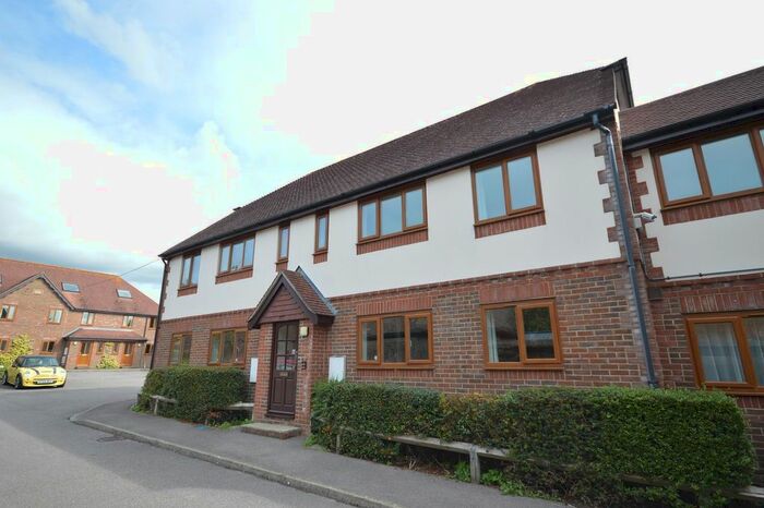 3 Bedroom Flat To Rent In St Christopher's Close, Chichester, West Sussex, PO19
