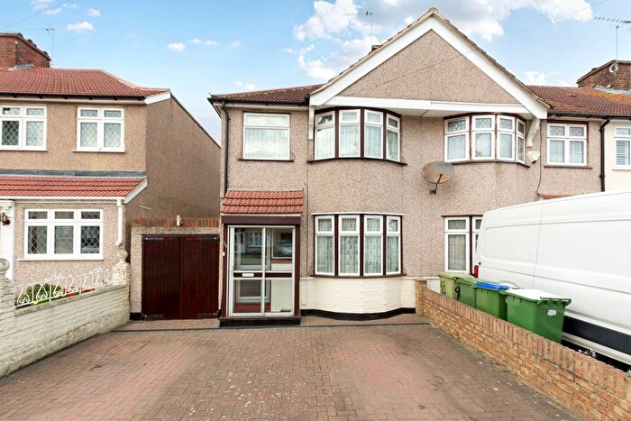 3 Bedroom End Terrace House For Sale In Montrose Avenue, Welling, DA16