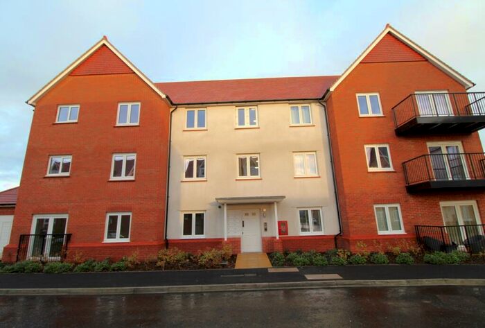 2 Bedroom Flat To Rent In Swan Grove, Langdon Hills, Basildon, Essex, SS16