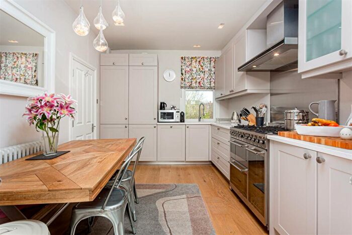 2 Bedroom Flat To Rent In Purves Road, Kensal Rise, NW10