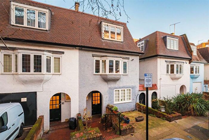 2 Bedroom Flat For Sale In Barton Road, Barons Court, W14