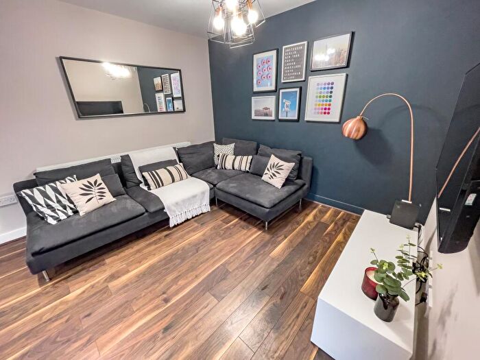 1 Bedroom House To Rent In Esher Road, L6