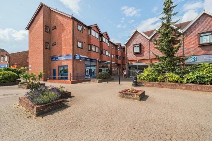 2 Bedroom Flat To Rent In Lightwater, Surrey, GU18