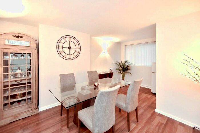 2 Bedroom Apartment To Rent In Moseley Wood Drive, Cookridge, Leeds, LS16