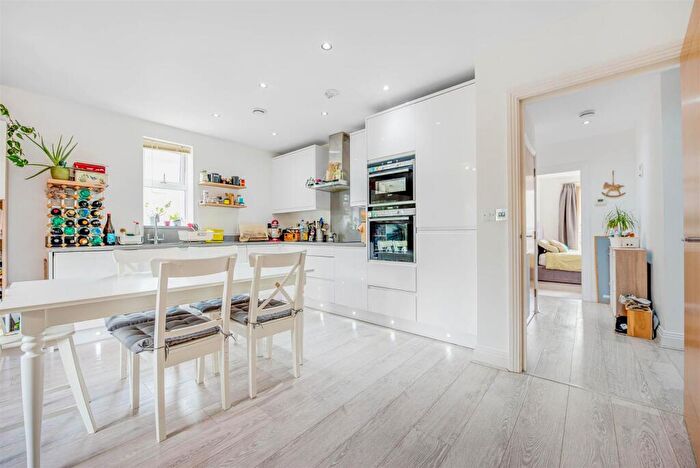2 Bedroom Flat To Rent In Wadham Mews, Mortlake, SW14