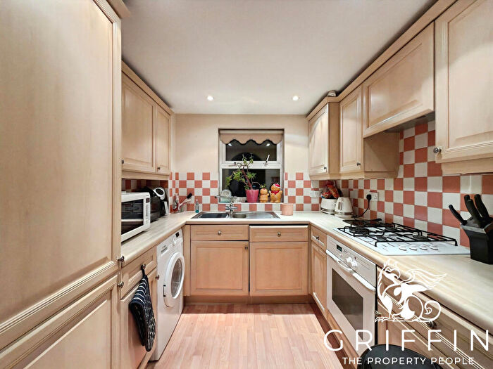 2 Bedroom Flat To Rent In Burns Close, Billericay, CM11