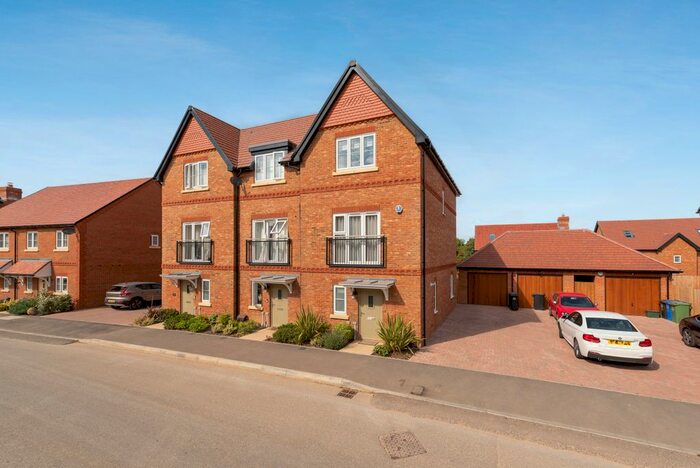 4 Bedroom Town House To Rent In Aspen Road, High Wycombe, HP10