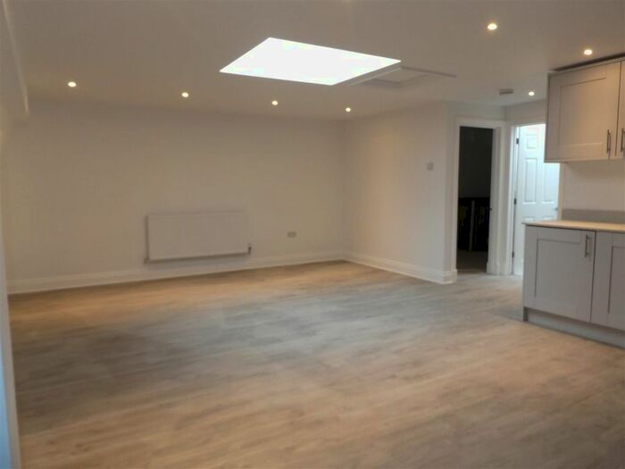 2 Bedroom Flat To Rent In Saxeway Drive, Chartridge Lane, Chesham, HP5