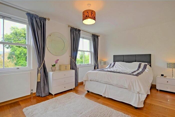 2 Bedroom Flat To Rent In Crystal Palace Road, East Dulwich, London, SE22