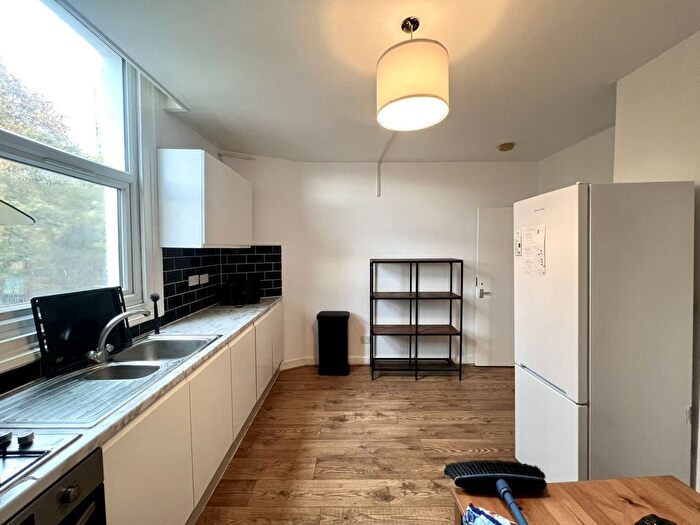 4 Bedroom Flat To Rent In South Lambeth Road, SW8