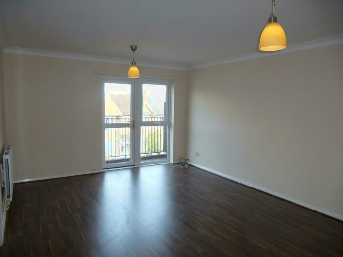 2 Bedroom Apartment To Rent In Springfield Close, Woodside Park, N12