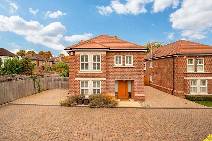 4 Bedroom Detached House For Sale In Harris Close, Friern Barnet, N11