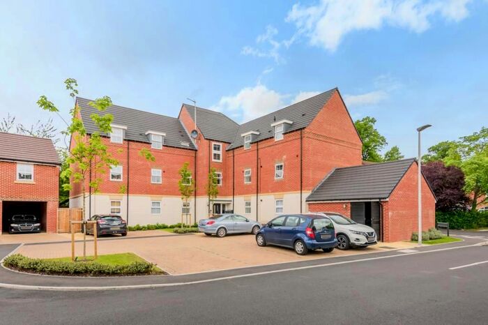 2 Bedroom Flat To Rent In Newbury, Berkshire, RG14