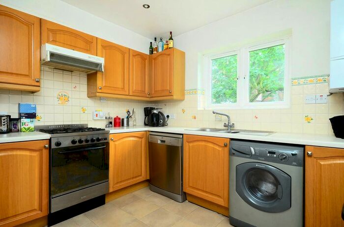 2 Bedroom Flat To Rent In Radcliffe Square, Putney, London, SW15
