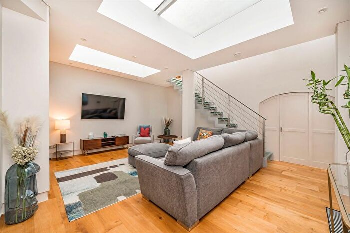 3 Bedroom Flat To Rent In Queen's Gate Mews, South Kensington, SW7