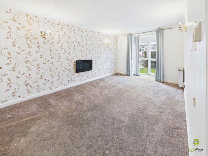 1 Bedroom Flat For Sale In Woodville Grove, Welling, Kent, DA16