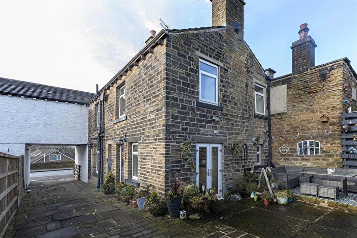 3 Bedroom Link Detached House For Sale In Tanyard Road, Oakes, Huddersfield, HD3