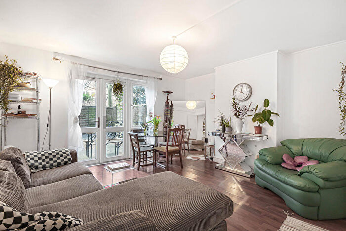 3 Bedroom Apartment To Rent In New North Road, Hoxton, London, N1