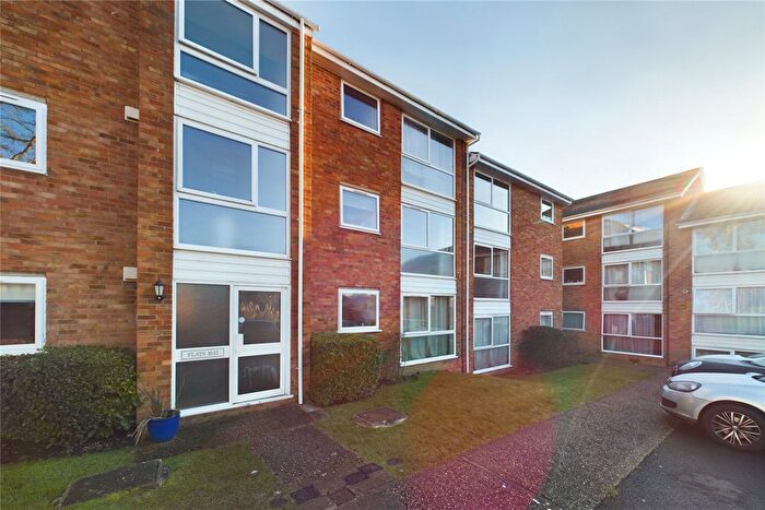 2 Bedroom Flat For Sale In Fairview Gardens, Farnham, Surrey, GU9