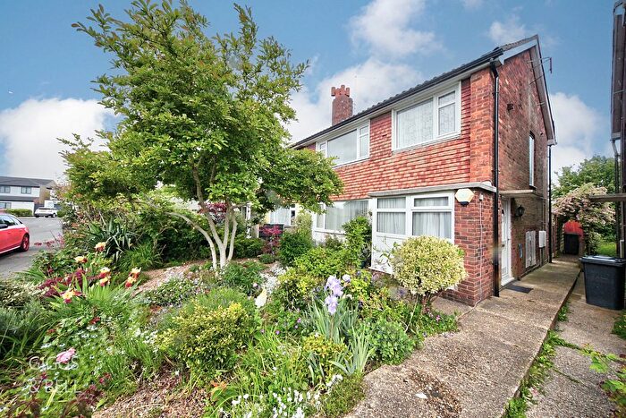 2 Bedroom Maisonette For Sale In Fair Oak Drive, Luton, Bedfordshire, LU2