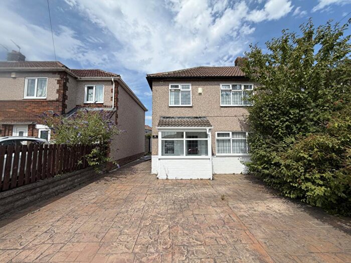 3 Bedroom Semi-Detached House To Rent In Plumpton Gardens, Bradford, BD2