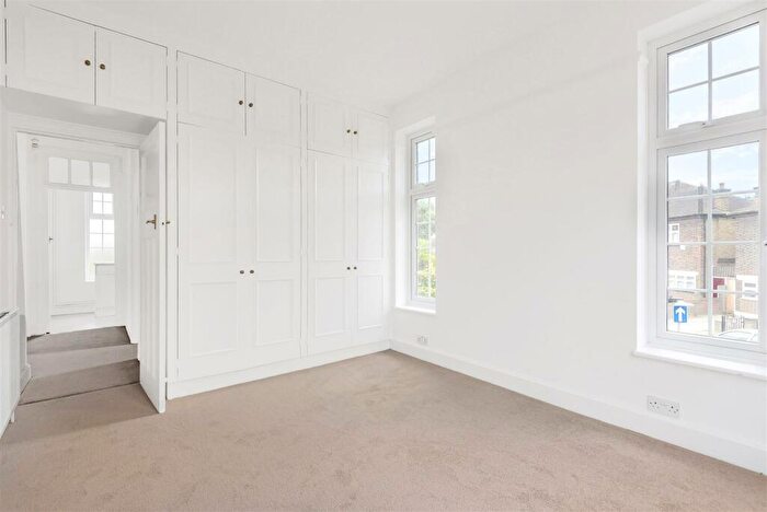 2 Bedroom Flat To Rent In Penrhyn Crescent, East Sheen, SW14
